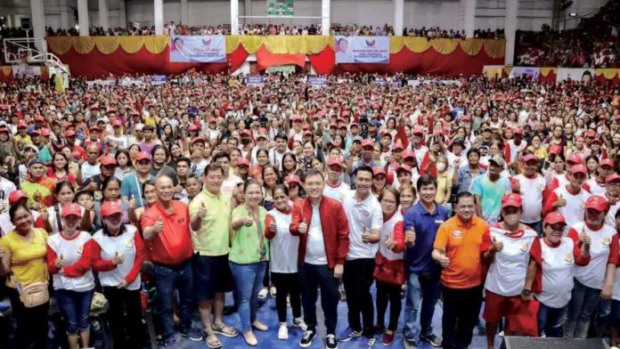 uswag2_resized Uswag Ilonggo party-list’s Cong. Jojo Ang (center), Executive Assistant Raisa Treñas of Iloilo City’s Mayor Jerry Treñas and city councilors show full support to 6,800 beneficiaries of the Department of Labor and Employment’s (DOLE) Tulong Panghanapbuhay sa Ating Disadvantaged / Displaced Workers (TUPAD) program.