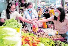 Wholesale, retail price slower in August 2024 A vendor sells vegetables to a customer at stall in Marikina Public Market in Marikina City. Wholesale price growth in the country has slowed to its lowest level in over five years ā the slowest since the pandemic began, while retail price growth in Metro Manila also cooled down in August thanks to improved economic conditions, according to the Philippine Statistics Authority. INQUIRER FILE PHOTO / GRIG C. MONTEGRANDE
