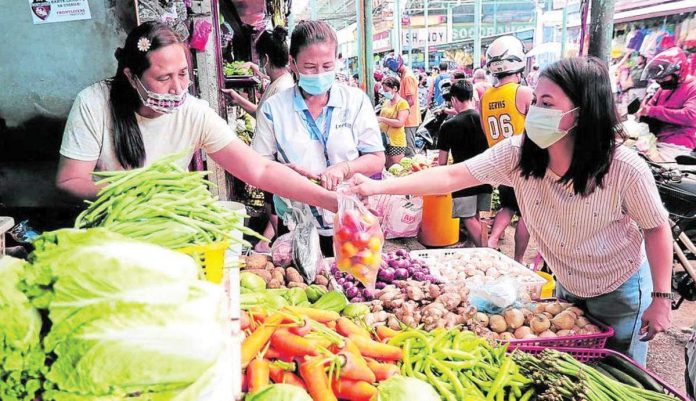 wholesale_-_retail A vendor sells vegetables to a customer at stall in Marikina Public Market in Marikina City. Wholesale price growth in the country has slowed to its lowest level in over five years – the slowest since the pandemic began, while retail price growth in Metro Manila also cooled down in August thanks to improved economic conditions, according to the Philippine Statistics Authority. INQUIRER FILE PHOTO / GRIG C. MONTEGRANDE