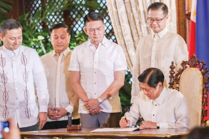 Academic_1_resized President Ferdinand R. Marcos Jr. emphasized the importance of education as the greatest legacy to be passed on to the young Filipinos. The President made the pitch as he led the ceremonial signing of the Academic Recovery and Accessible Learning (ARAL) Program Bill in Malacañang on Friday. Looking on are Education Secretary Sonny Angara, Sen. Francis Tolentino, Senate President Francis Escudero, and Sen. Sherwin Gatchalian. PCO