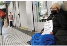 Argentina records sharp rise in poverty An unemployed Argentinian woman sits on a street holding a sign that reads “I am looking for a job in order to be able to rent” in Buenos Aires. AFP