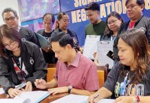 Iloilo prov’l gov’t employees to receive CNA incentive in December Gov. Arthur Defensor Jr.; Ma. Airis Penetrante, president of the Association of Iloilo Provincial Government Employees; and Atty. Renee Valencia, head of the Provincial Human Resource Management and Development Office, signed the Collective Negotiation Agreement (CNA) incentive of the government employees to be released in December 2024. BALITA HALIN SA KAPITOLYO/FB PHOTO