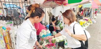BLOOMING TRIBUTES FOR ALL SAINTS’ DAY. Flower vendors near the Jaro Metropolitan Cathedral in Iloilo City project that this year’s sales for All Saints’ and All Souls’ days could be dampened by inclement weather. Bringing flowers to cemeteries to honor departed loved ones is an age-old Filipino tradition, triggering a surge in flower demand every November 1 and 2. Small flower baskets range from P100 to P350, while larger arrangements can reach up to P1,200. AJ PALCULLO/PN
