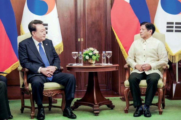 PBBM_1_resized President Ferdinand R. Marcos Jr. welcomes South Korean President Yoon Suk Yeol in Malacañang in celebration of the 75th anniversary of the Philippines-South Korea diplomatic relations. Following the arrival honors yesterday, President Yoon signed the guest book. The leaders then held a brief tête-à-tête. PCO