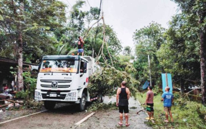 antique_kristine_1_resized Barangay officials of Cubay Sermon, Sibalom, Antique assist in road clearing operations to help ensure the safety of motorists on Thursday, Oct. 24, 2024. PHOTO COURTESY OF NUTRISKWELA RADYO KAABYANAN
