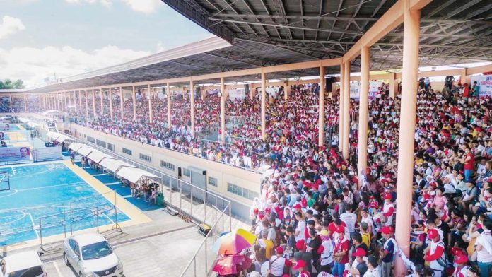 banner-pic Iloilo Sports Complex was jam-packed with almost 7,000 beneficiaries of the Department of Labor and Employment’s (DOLE) Tulong Panghanapbuhay sa Ating Disadvantaged / Displaced Workers (TUPAD) during the payout spearheaded by Cong. Jojo Ang of the Uswag Ilonggo Party-list and Gov. Arthur Defensor Jr., regional chairman of Uswag Ilonggo Party-list. Also present were Executive Assistant Raisa Treñas of Iloilo City's Mayor Jerry Treñas and city councilors.