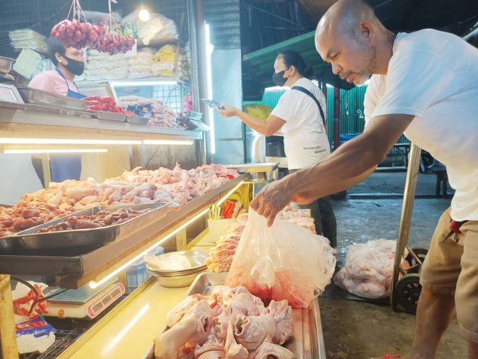 The US Department of Agriculture’s Foreign Agricultural Service pegged the Philippines’ chicken meat imports at 480,000 metric tons in 2025. Photo shows a vendor tending to his stall at the Santa Barbara Public Market in Santa Barbara, Iloilo. AJ PALCULLO/PN