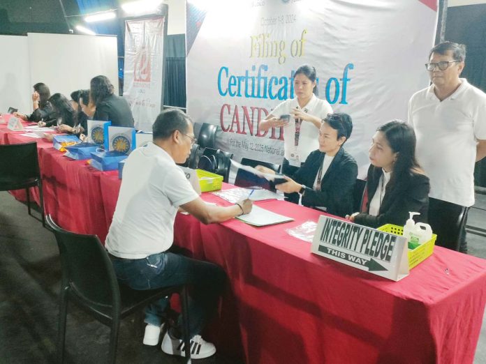 comelec-filing Atty. Jonathan Sayno (standing, right), Election Assistant II of the Commission on Elections in Iloilo City, oversees the filing of certificates of candidacy at the third floor of Robinsons Place Iloilo Cinema on Quezon Street. AJ PALCULLO/PN