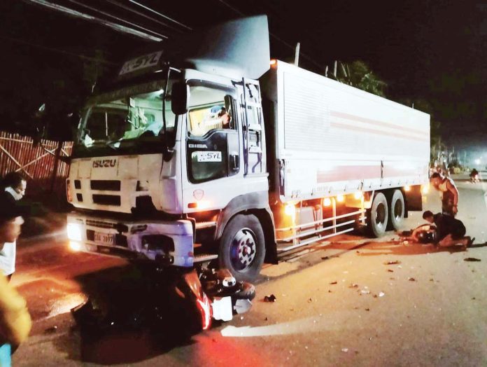 cop_killed_resized A head-on collision between a motorcycle and a 10-wheeler truck resulted to the death of a police officer in Sitio Ilawod, Barangay Bolo, Roxas City on Thursday morning, Oct. 3, 2024. 106.5 XFM ROXAS CITY, CAPIZ PHOTO