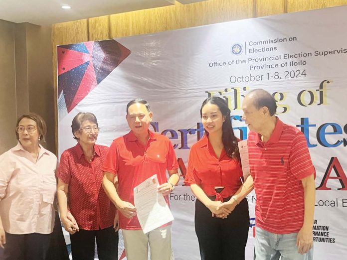 Gov. Arthur Defensor Jr. (center) filed his certificate of candidacy for reelection on Oct. 7, accompanied by his parents, former governor Arthur Defensor Sr. (right) and Cosette Defensor (second from left). COMELEC ILOILO PROVINCE PHOTO