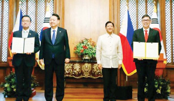 financing-deals-1 Korea's Deputy Prime Minister and Minister of Economy and Finance Choi Sang-mok (left) and Finance Secretary Ralph Recto (right) pose for a photo during the ceremonial exchange of agreements in MalacaƱang Palace on Oct. 7, 2024. The signing was witnessed by President Ferdinand R. Marcos Jr. (2nd from right) and South Korean President Yoon Suk Yeol (2nd from left). DOF PHOTO