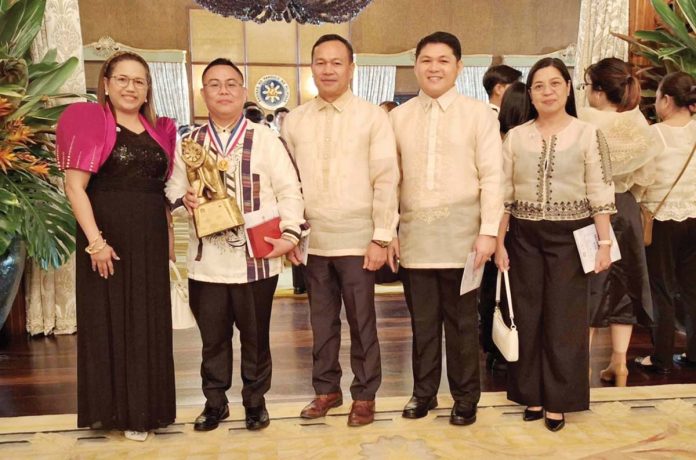 ime-teacher1-1 Public School District Supervisor of the Districts of Bugasong and Valderrama (Antique) Daryl Berdin Arguelles and Schools Division Superintendent Dr. Nicasio Frio, with Civil Service Commission - Antique provincial director Andre Ladigohon and other CSC personnel. Photo from Decelyn Arguelles