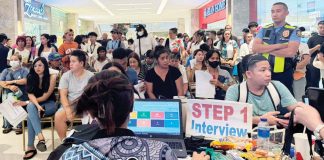 Last-day voter registration applicants wait for their town to be accommodated by Commission on Elections – Iloilo City personnel at a mall. The poll body corded around a 500-percent increase in turnout during the last day of the registration on Sept. 30 in Iloilo City, with the youth sector having the highest registrants. AJ PALCULLO/PN