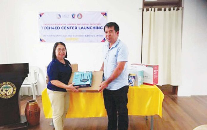 learning_centers_resized Antique Provincial Librarian Grace Magullado (left) receives the computer sets from Department of Information and Communications Technology (DICT) Antique Provincial Officer Joemar Magbanua during the opening of the Technology for Education, Employment, Entrepreneurs, and Economic Development center on Wednesday, Oct. 2, 2024. PNA PHOTO BY ANNABEL CONSUELO J. PETINGLAY