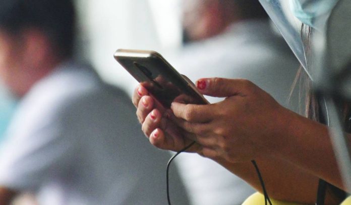 lending apps The Cybercrime Investigation and Coordinating Center advised borrowers to report online lending platforms that charge more than 15 percent and be aware of hidden charges. ABS-CBN NEWS PHOTO