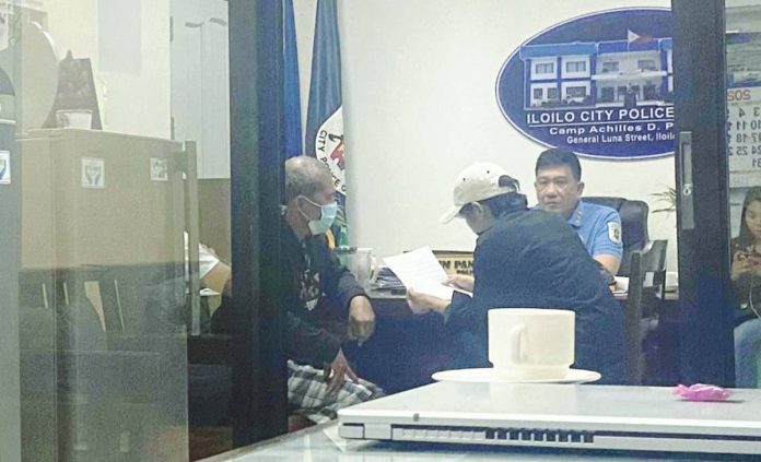 mai suspect 1 At the Iloilo City Police Office where he surrendered, murder suspect John Castro Jr. of Tigbauan, Iloilo claims self-defense. PN