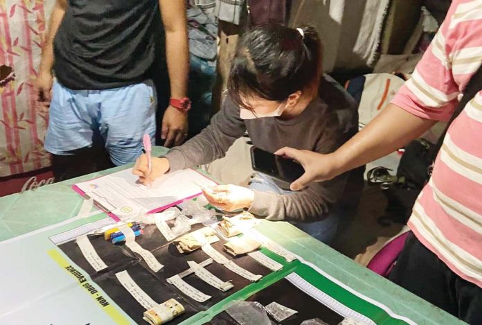 molo-drugs2 Illegal drugs worth around P256,000 and marked money were seized from four drug peddlers in Barangay Boulevard, Molo, Iloilo City during a buy-bust operation on Sept. 30, 2024. AKSYON RADYO ILOILO PHOTO