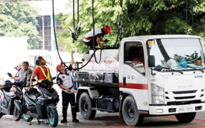 oct_15_fuel_prices_resized Oil firms announced a big-time hike in fuel prices to take effect today, Oct. 15, 2024. Photo shows a truck refueling at a gasoline station in Manila. PNA FILE PHOTO BY YANCY LIM