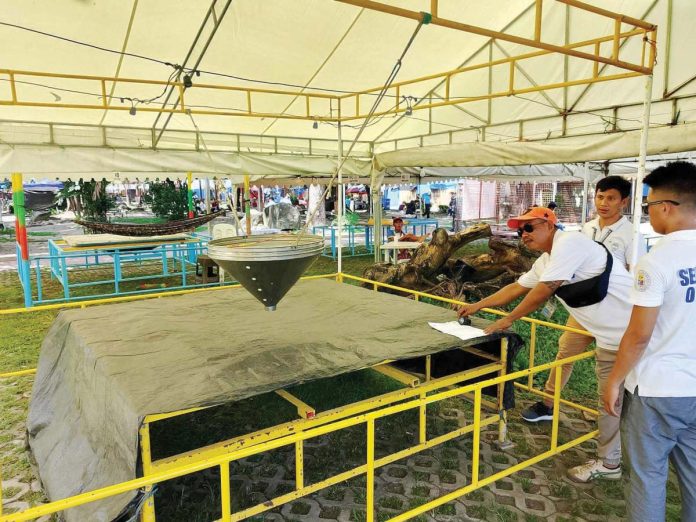 perya_games_resized “Peryahan” operating inside the Bacolod City Public Plaza has no permit, according to the City Legal Office. MAE SINGUAY/PN