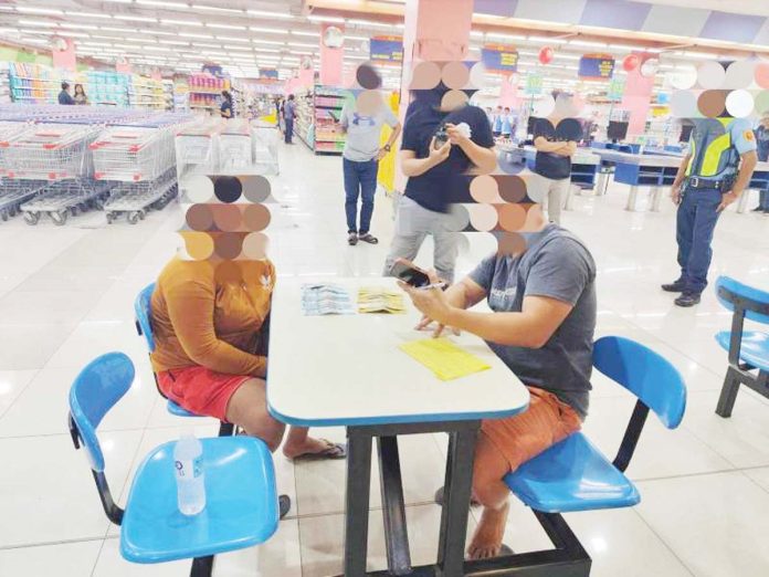 robbery-extortion-1 Alias “Joan” (left), a resident of Bago City, Negros Occidental, landed in jail after she was apprehended in an entrapment operation in Bacolod City on Oct. 8, 2024 over alleged robbery extortion charges. BCPO PHOTO