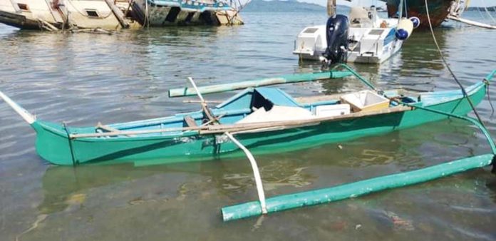 shot-dead-1 Wenrey Belasa reportedly fled aboard this motor banca after he shot the couple identified as aliases “Violeta” and “Hesus” in Barangay Lantangan, Carles, Iloilo. CARLES NEWS & ENTERTAINMENT/FB PHOTO