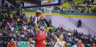 Rain or Shine Elasto Painters’ Aaron Fuller converts his game-winning basket. PBA PHOTO