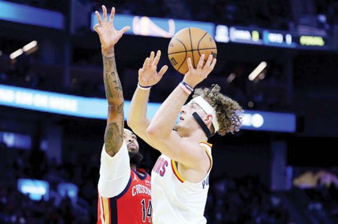 sports-NBA Golden State Warriors’ Brandin Podziemski shoots over the defense of New Orleans Pelicans’ Brandon Ingram. PHOTO COURTESY OF JED JACOBSOHN/AP