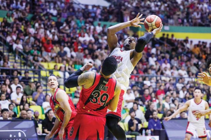 sports-PBA-1 Barangay Ginebra San Miguel Kings’ Justin Brownlee attacks the defense of San Miguel Beermen’s Ejimofor Anosike. PBA PHOTO