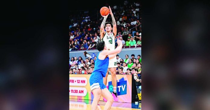 De La Salle University Green Archers’ Kevin Quiambao pulls up for a three-point basket. UAAP PHOTO