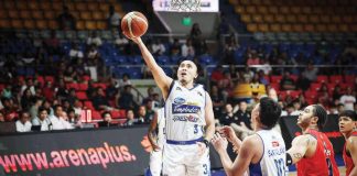 Magnolia Chicken Timplados Hotshots’ Paul Lee connects an easy layup. PBA PHOTO