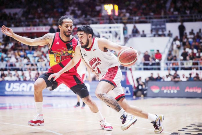 Barangay Ginebra San Miguel Kings’ Rhon Jhay Abarrientos attacks the defense of San Miguel Beermen’s Chris Ross. PBA PHOTO