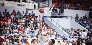 Rain or Shine Elasto Painters’ Leonard Santilaln attacks the defense of Magnolia Chicken Timplados Hotshots’ Aris Dionisio for an inside hit. PBA PHOTO
