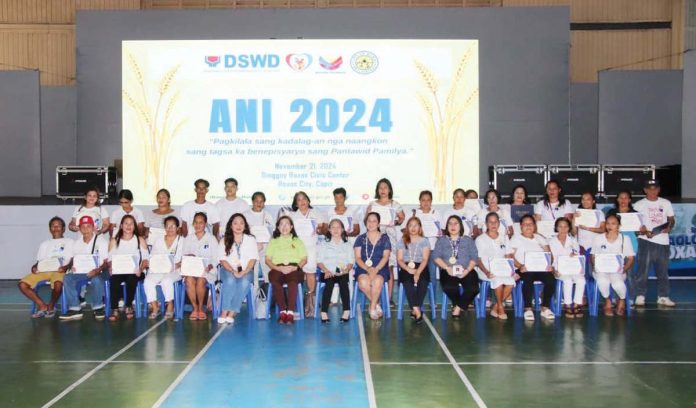 4Ps_grads_1_resized Photo shows some of the 372 beneficiaries of the Pantawid Pamilyang Pilipino Program in Roxas City who graduated from the program on Friday, Nov. 22, 2024. MAYOR RONNIE DADIVAS/FACEBOOK PAGE PHOTO