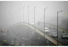 Delhi chokes as air pollution turns ‘severe’ Commuters drive amid dense smog in New Delhi, India. AFP