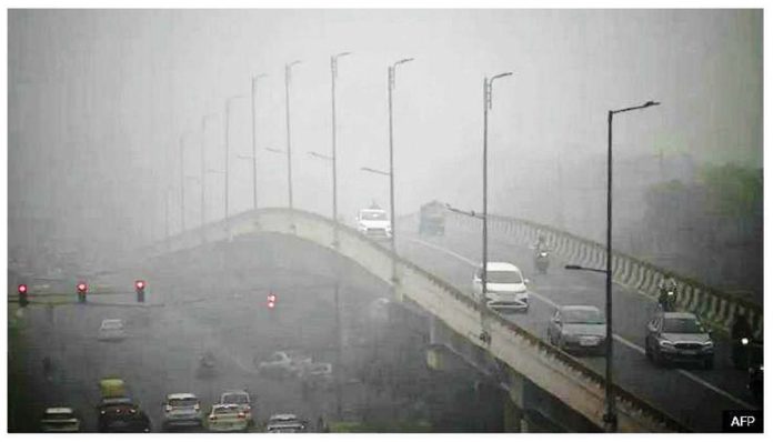 India_1_resized Commuters drive amid dense smog in New Delhi, India. AFP