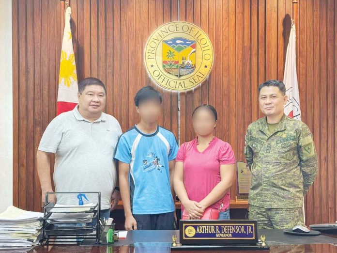 NPA_member_fam_1_resized The Iloilo Provincial Government extended P30,000 in financial assistance to the family of deceased member of the New People’s Army under its Assistance to Individuals in Crisis Situation Program. They were accompanied by Lieutenant Colonel John Vicel Garsuta (right), commander of the 12th Infantry Battalion of the Philippine Army. BALITA HALIN SA KAPITOLYO PHOTO