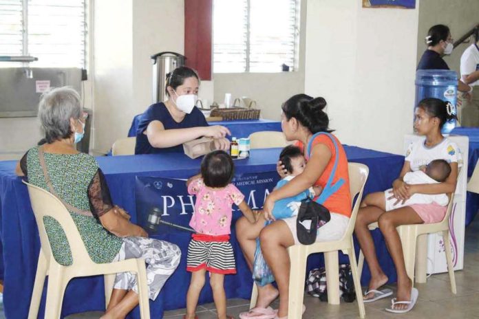 The_Blue_Initiative_resized Residents from barangays surrounding Ateneo de Iloilo in Mandurriao, Iloilo City benefited from free legal aid and medical services provided by The Blue Initiative, spearheaded by Atty. Mark Gorriceta, president of the Ateneo de Iloilo Alumni Association. Photo shows beneficiaries receiving free medicines during the community mission. AJ PALCULLO/PN