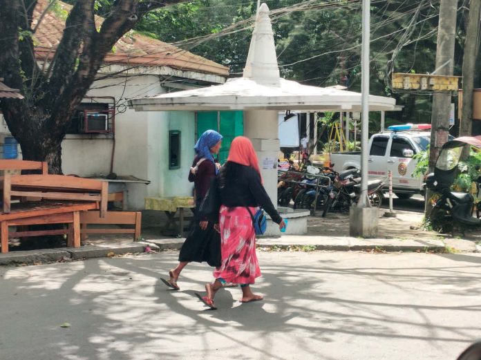 badjao_resized Badjaos can be seen traipsing the streets of Iloilo City asking for alms from motorists as the holiday season nears. AJ PALCULLO/PN