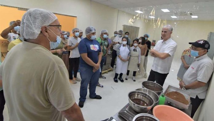 chocolate_training_resized Gov. Eugenio Jose Lacson visited the Shared Service Facility during the chocolate processing training. NEGROS OCCIDENTAL PIO PHOTO