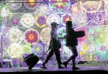 Consumption growth in PH seen to hit 5.5% in Q4 Pedestrians pass by colorful Christmas lanterns that have sprung up as the holidays approach. The season marked by heightened consumption will cause even more traffic in the metropolis. INQUIRER/GRIG C. MONTEGRANDE PHOTO