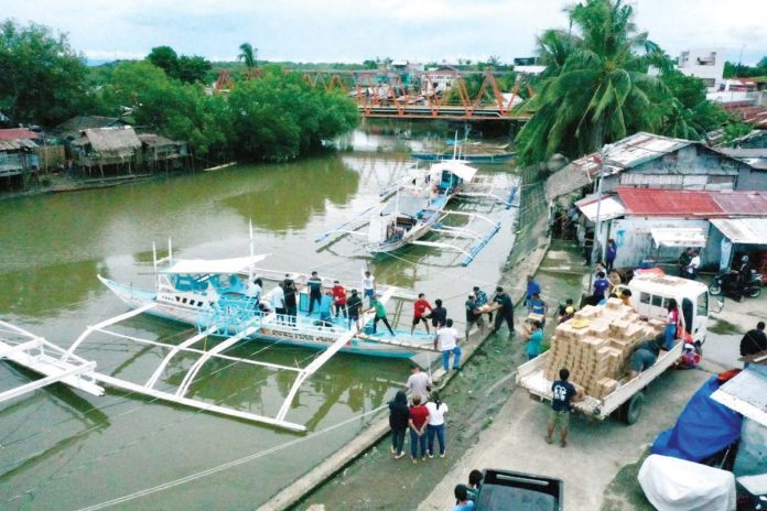food_packs_resized Roxas City residents affected by Severe Tropical Storm Kristine receive family food packs from the Department of Social Welfare and Development Region 6. RONNIE DADIVAS FB PAGE PHOTO