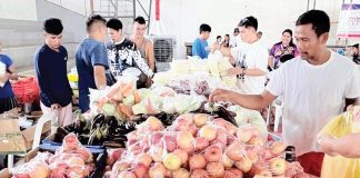 Beneficiaries of the Walang Gutom 2027: Food Stamp Program in Isabela, Negros Occidental buy food from partner retailers of the Department of Social Welfare and Development using their electronic benefit transfer cards. JARD YULO MONTILLA/FACEBOOK PHOTO