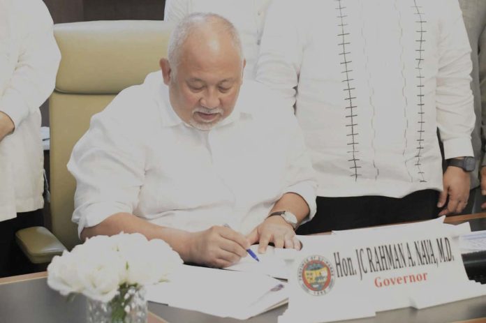guimaras_budget_1_resized Gov. Joaquin Carlos Rahman Nava expressed gratitude to the members of the 10th Sangguniang Panlungsod for its unanimous approval of the P1,125,494,431 budget for 2025. PROVINCE OF GUIMARAS/FACEBOOK PHOTO