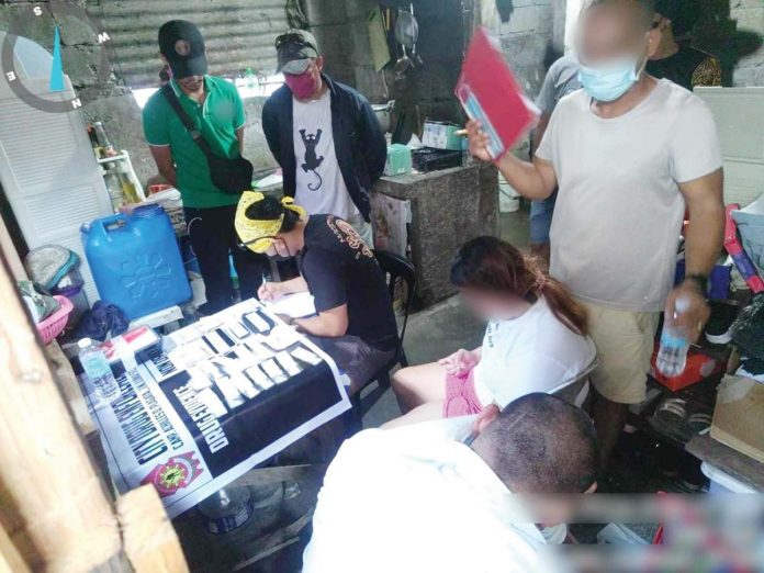 iloilo-city-drug-raid Police seized 12 plastic sachets and two knot-tied bags of suspected shabu valued at around P1,700,000 from high-value targets “Rick” and “Shei” in an anti-illegal drug operation in Barangay Bakhaw, Mandurriao, Iloilo City on Nov. 5, 2024. ICPO PHOTO