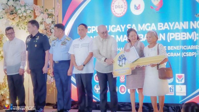 ime-First-Lady-1 First Lady Louise “Liza” Araneta-Marcos hands over a symbolic house key to a family member of a fallen uniformed personnel during the “Pagpupugay sa mga Bayani ng Bansang Makabayan: An Assembly and Thanksgiving with the Beneficiaries of the Comprehensive Social Benefits Program (CSBP)” on Nov. 20, 2024 in Iloilo City. PHOTO FROM PIA WESTERN VISAYAS FACEBOOK PAGE