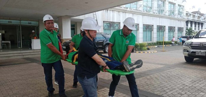 ime-quake1-(1) Simulating an earthquake-related medical emergency, rescuers move an injured patient out of the Iloilo Provincial Capitol during yesterday’s earthquake drill. IME SORNITO/PN