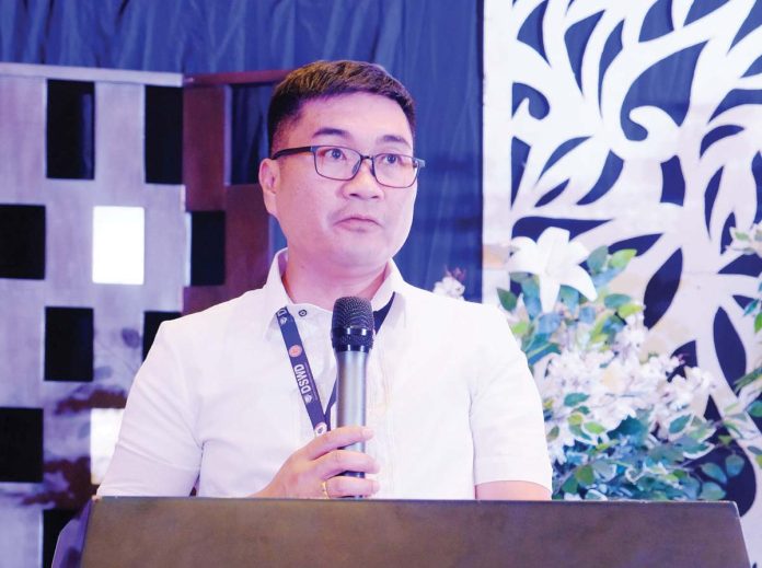 ime_DSWD_1_resized “We are experiencing an influx of tourists. Let us check on airports and seaports to ensure that there are functional desks for women and children to go to when they need protection,” says Regional Director Arwin Razo of the Department of Social Welfare and Development (DSWD) in Western Visayas.