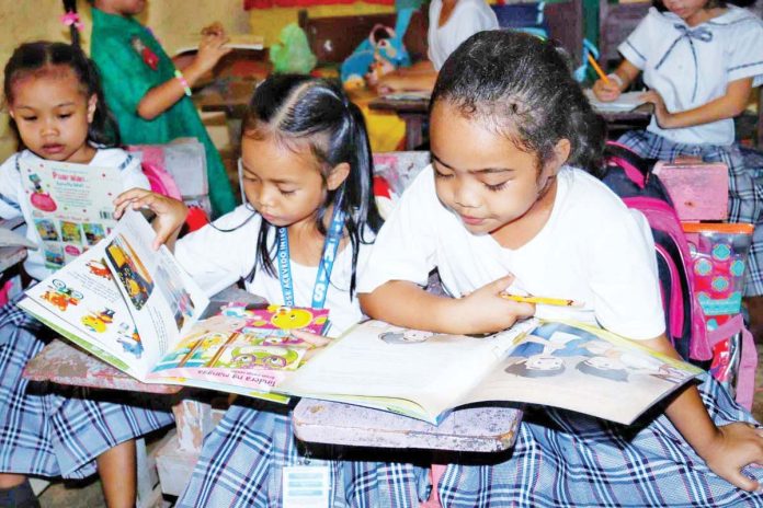 mobile_library_1_resized The Capiz Provincial Library and the Book Nook-Capiz visit Don Jose Acevedo Integrated School in Roxas City on Nov. 11, 2024. PIA CAPIZ PHOTO