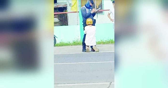 motorcyclist 1_superimposed This man knelt before a Land Transportation Office officer after he was allegedly caught riding a motorcycle without wearing a standard protective helmet in Aklan. SCREENSHOT FROM RAINFORD GOMEZ RELATOR’S FB VIDEO
