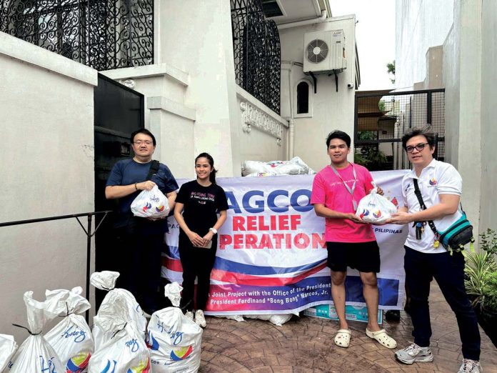 pagcor Philippine Amusement and Gaming Corporation’s Asst. VP for Community Relations and Services Eric Balcos (extreme left) and Senior Manager Rydel de Guzman (extreme right) turned over 3,000 relief packs to former Vice President Leni Robredo’s Angat Buhay Foundation in Quezon City. The relief goods were distributed to affected residents in Naga City, which suffered devastating flash floods after the Bicol River overflowed due to heavy rains.